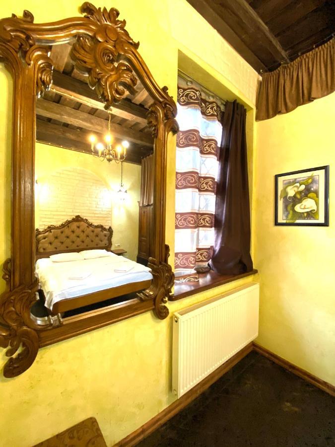 Квартира Подобово На Площі Ринок 39 Leópolis Exterior foto